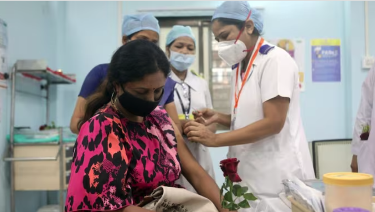 फिर लौट रहा है कोरोना? बड़े शहरों में संक्रमण में बढ़ोतरी | Covid Cases Rise Again: Beds, Oxygen Stocking Advised in Major Cities